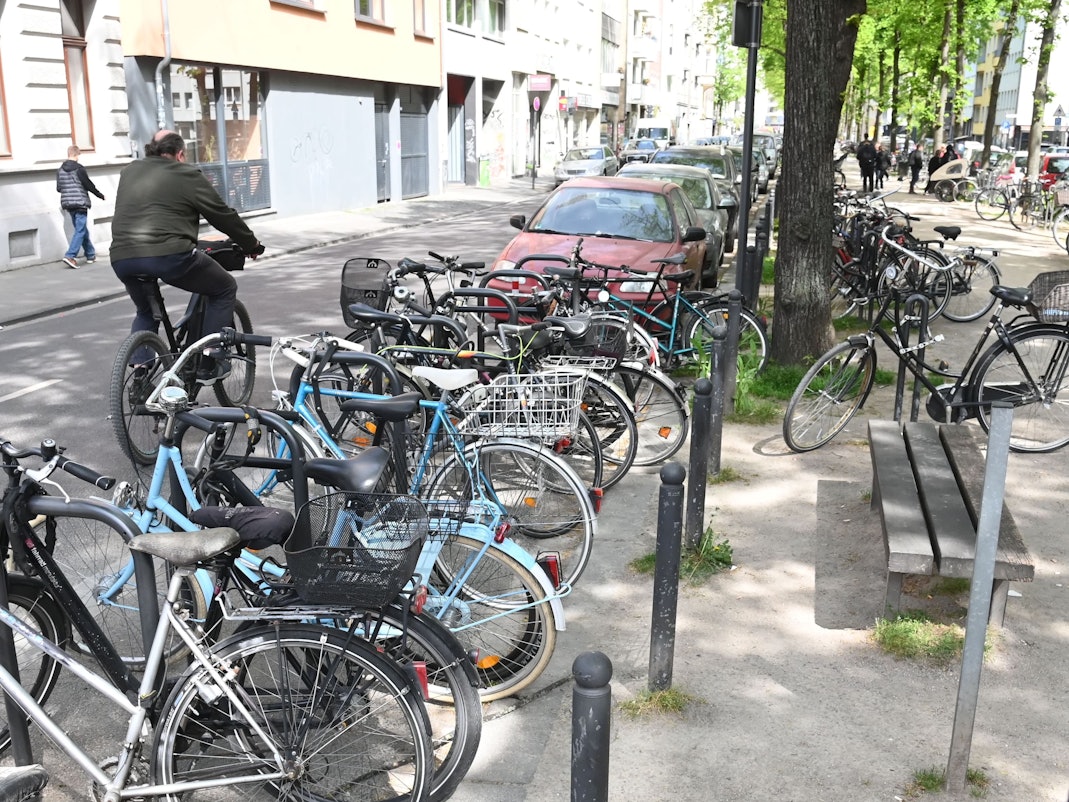 Zahlreiche Fahrräder wurde am Straßenrand abgestellt.