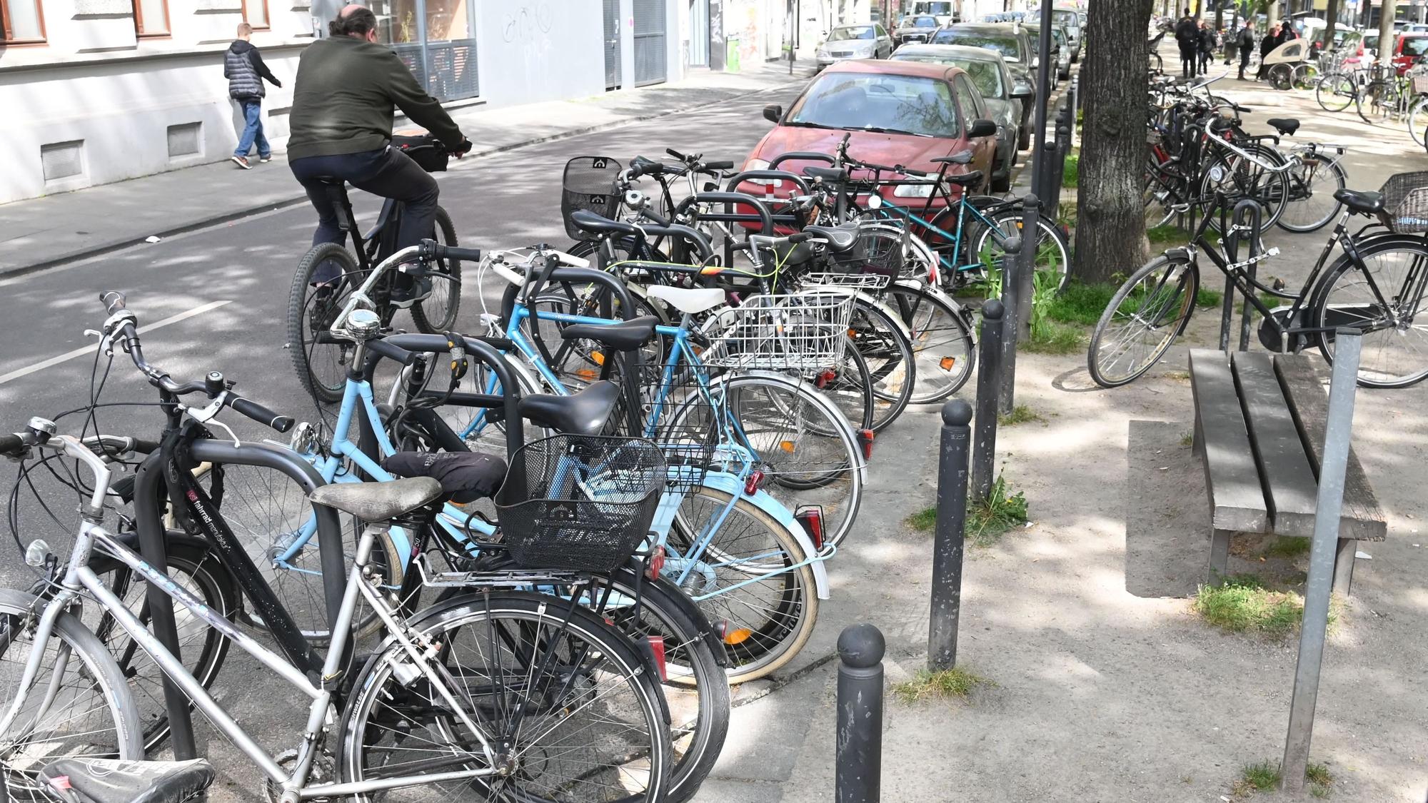 Zahlreiche Fahrräder wurde am Straßenrand abgestellt.