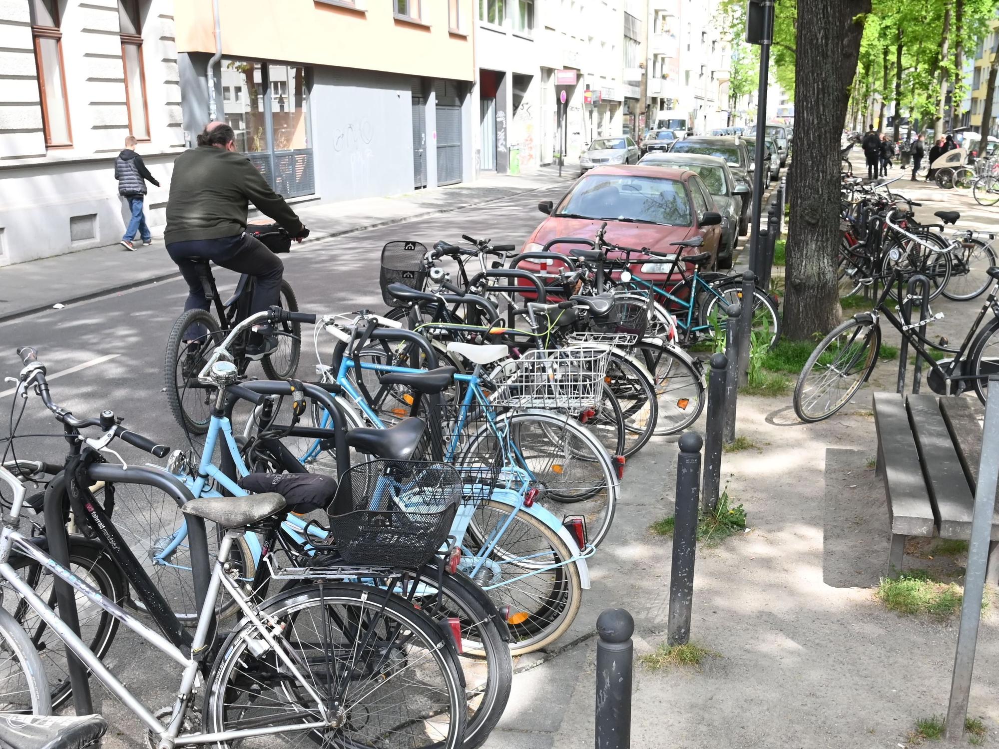 Geparkte Fahrräder stehen an der Moltkestraße.