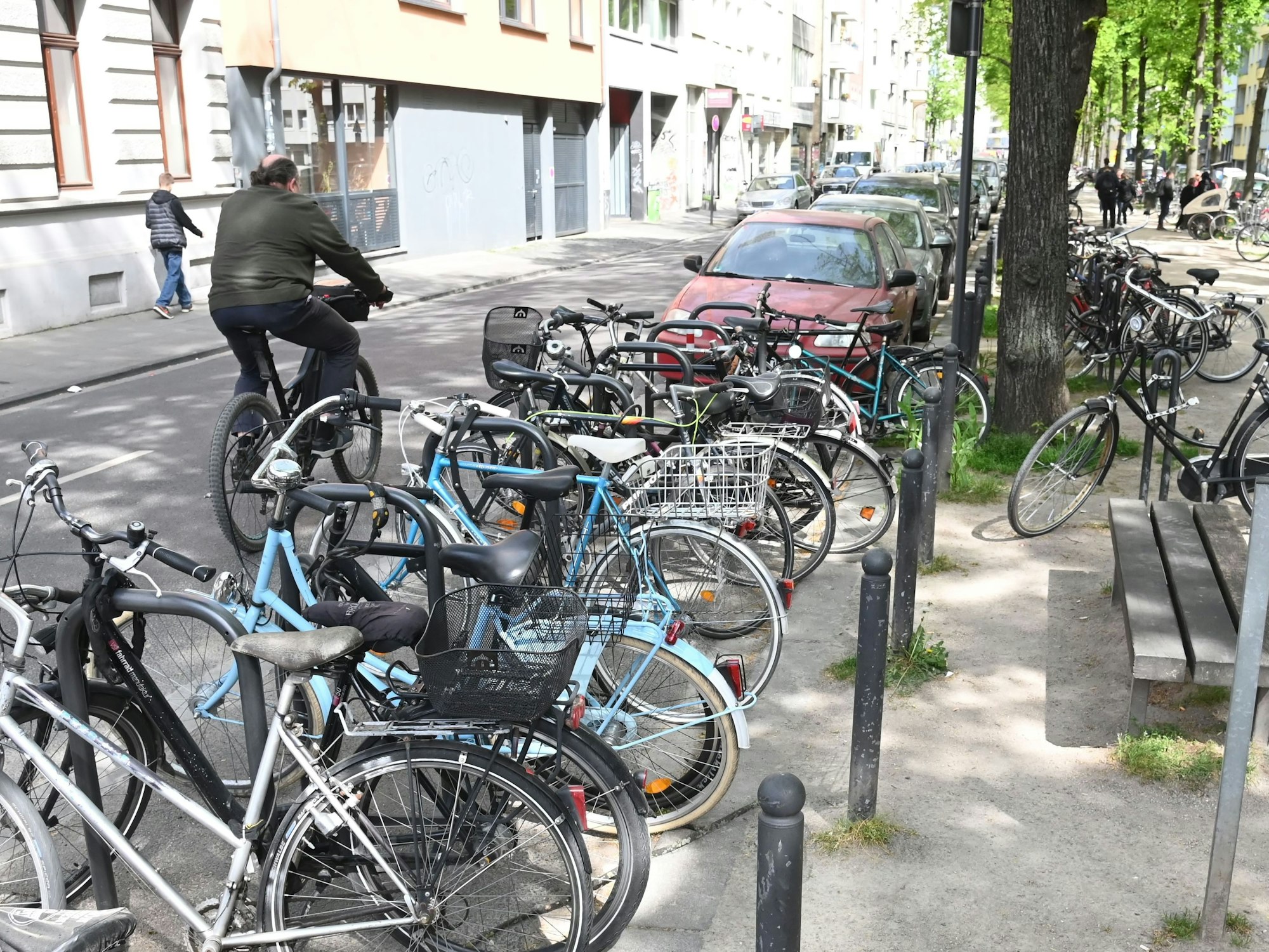 Geparkte Fahrräder stehen an der Moltkestraße.
