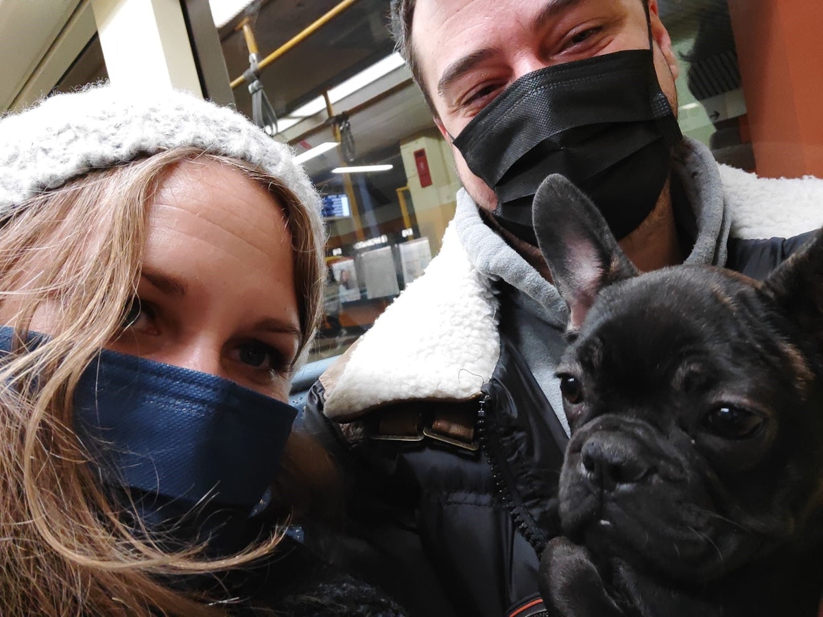 Bea Schumann (35) und ihr Mann Fabian (38) mit ihrer Französischen Bulldogge „Miss Marple“.