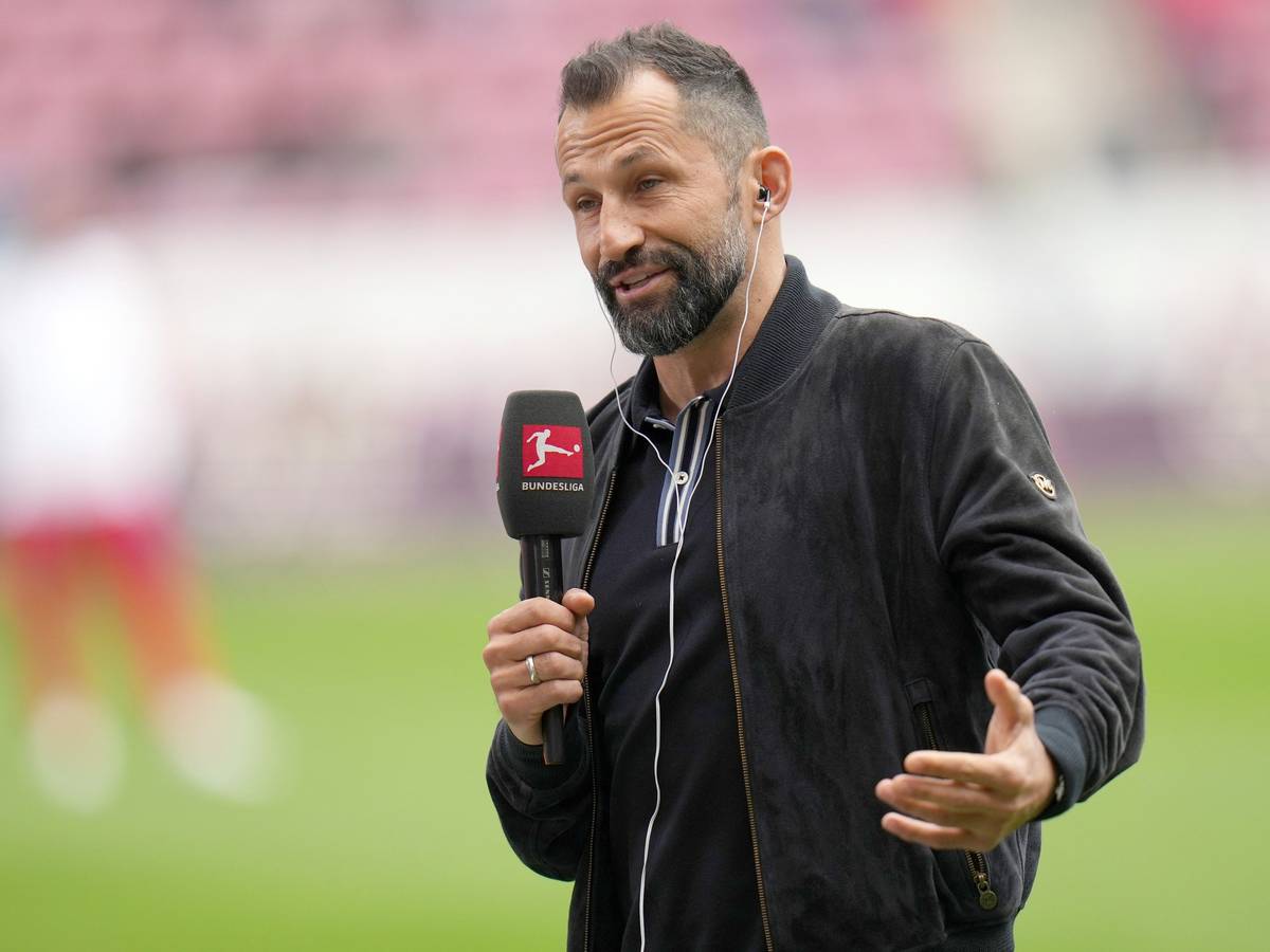 Hasan Salihamidzic spricht bei einem TV-Interview vor dem Bundesliga-Spiel des FC Bayern bei Mainz 05.