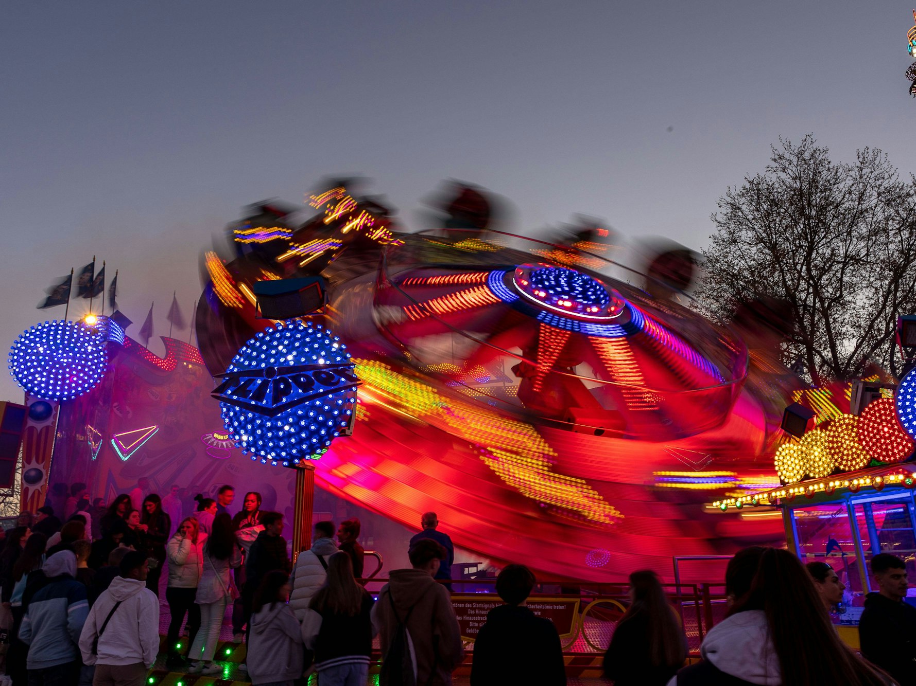 Das Stuttgarter Frühlingsfest am Abend.