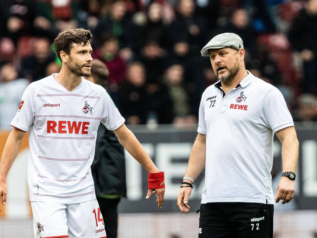 Jonas Hector im Austausch mit Steffen Baumgart.