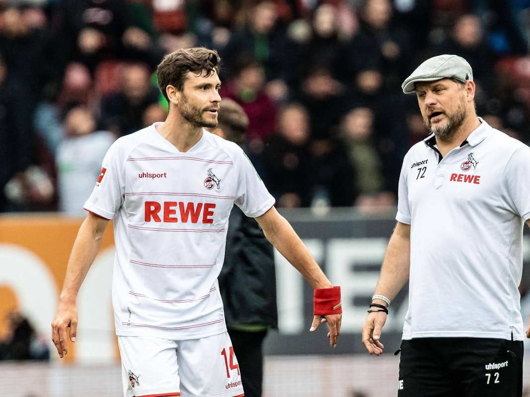 Jonas Hector im Austausch mit Steffen Baumgart.
