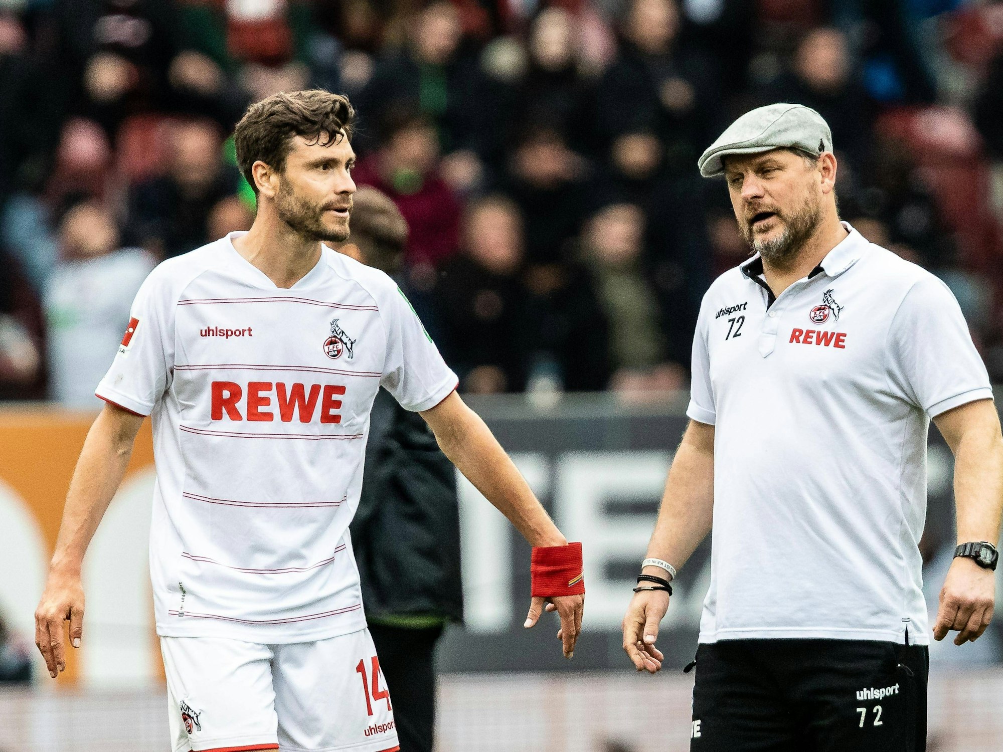 Jonas Hector im Austausch mit Steffen Baumgart.