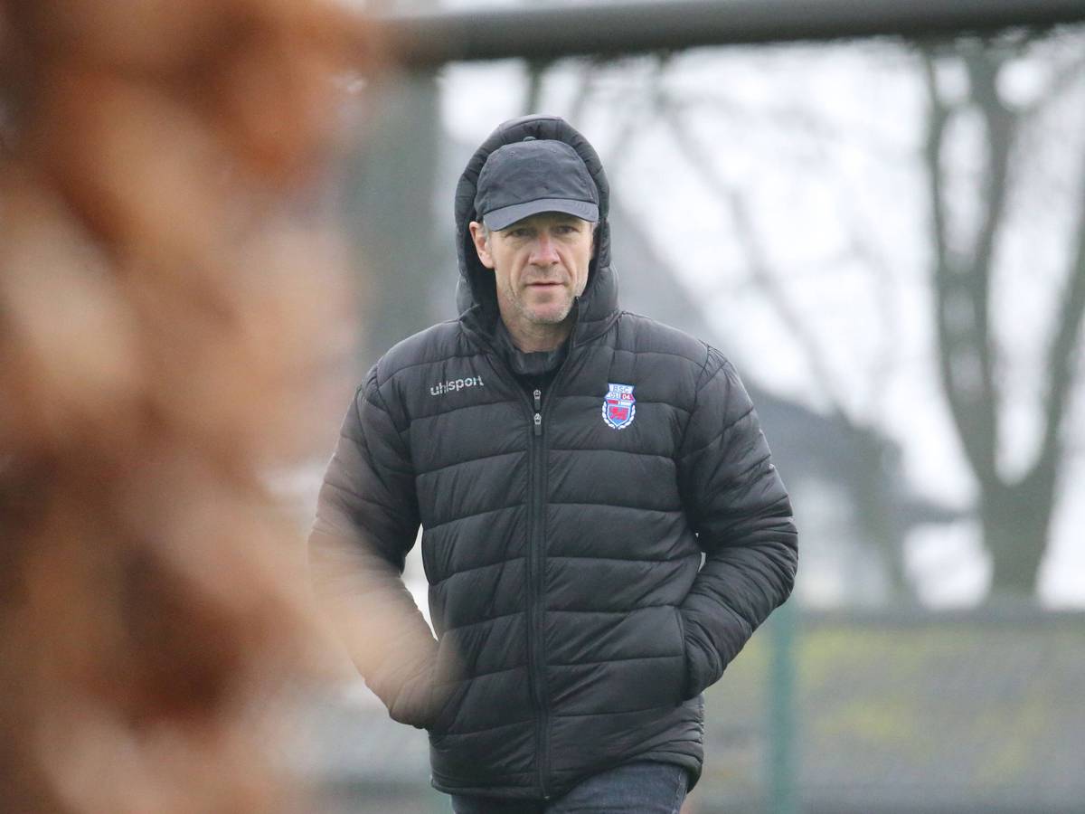 Straelen, Deutschland 22. Januar 2022: Regionalliga West - 2021/2022 - SV Straelen vs. Bonner SC Trainer Markus von Ahlen Bonner SC Stadion an der Roemerstrasse Nordrhein Westfalen *** Straelen, Germany 22 January 2022 Regionalliga West 2021 2022 SV Straelen vs Bonner SC coach Markus von Ahlen Bonner SC Stadion an der Roemerstrasse Nordrhein Westfalen Copyright: xFotostandx/xVanxderxVeldenx