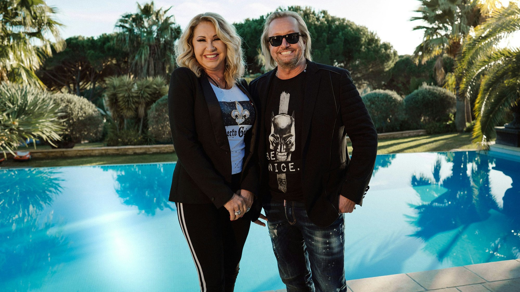 Carmen und Robert Geiss posieren vor einem Pool.
