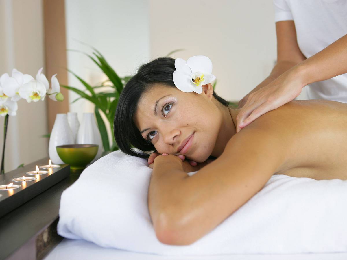 Eine Frau erhält eine professionelle Massage.