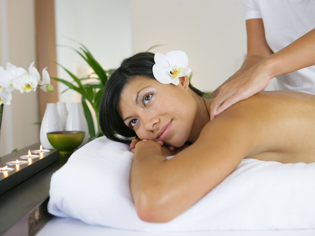 Eine Frau erhält eine professionelle Massage.