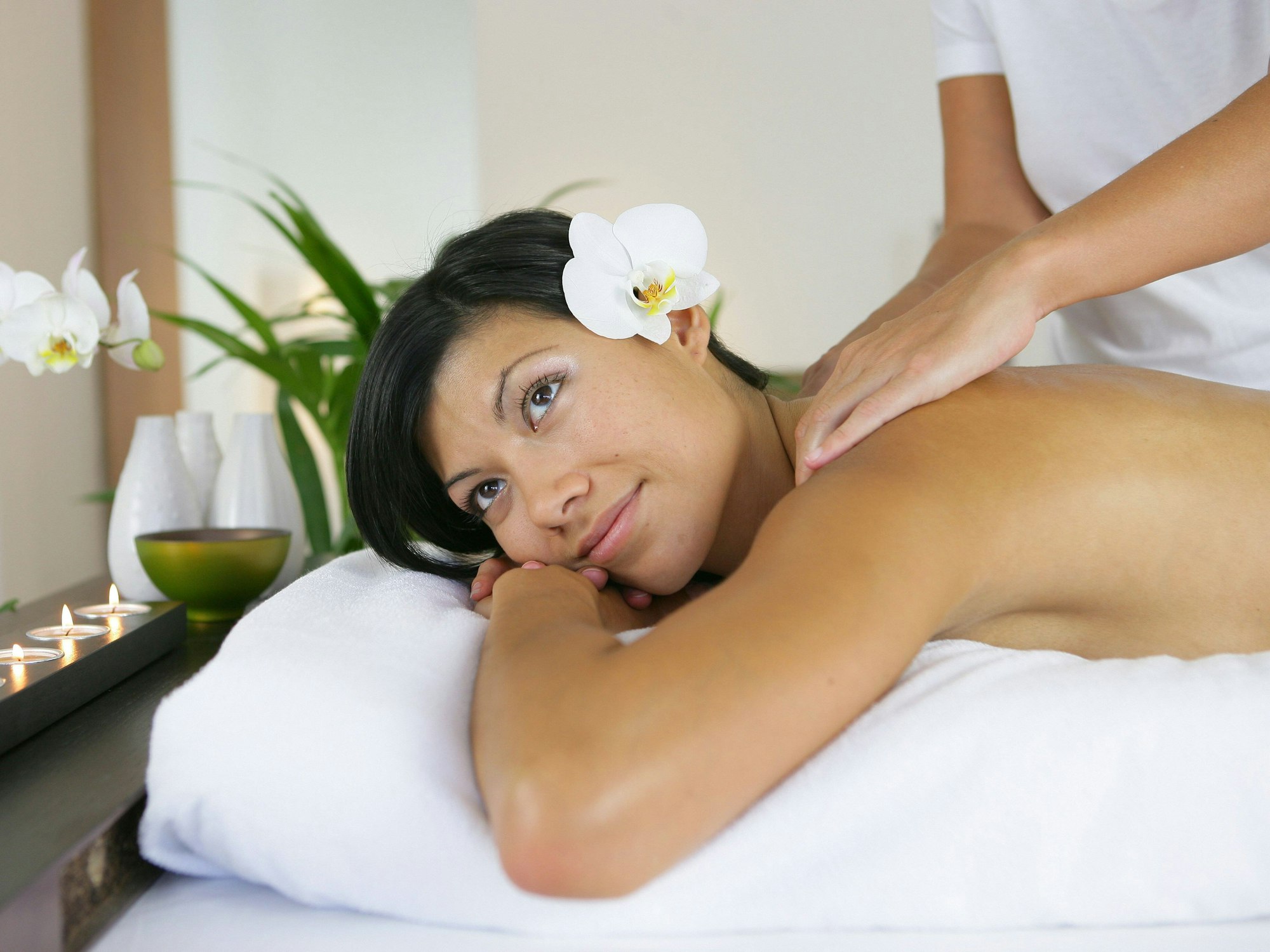 Eine Frau erhält eine professionelle Massage.