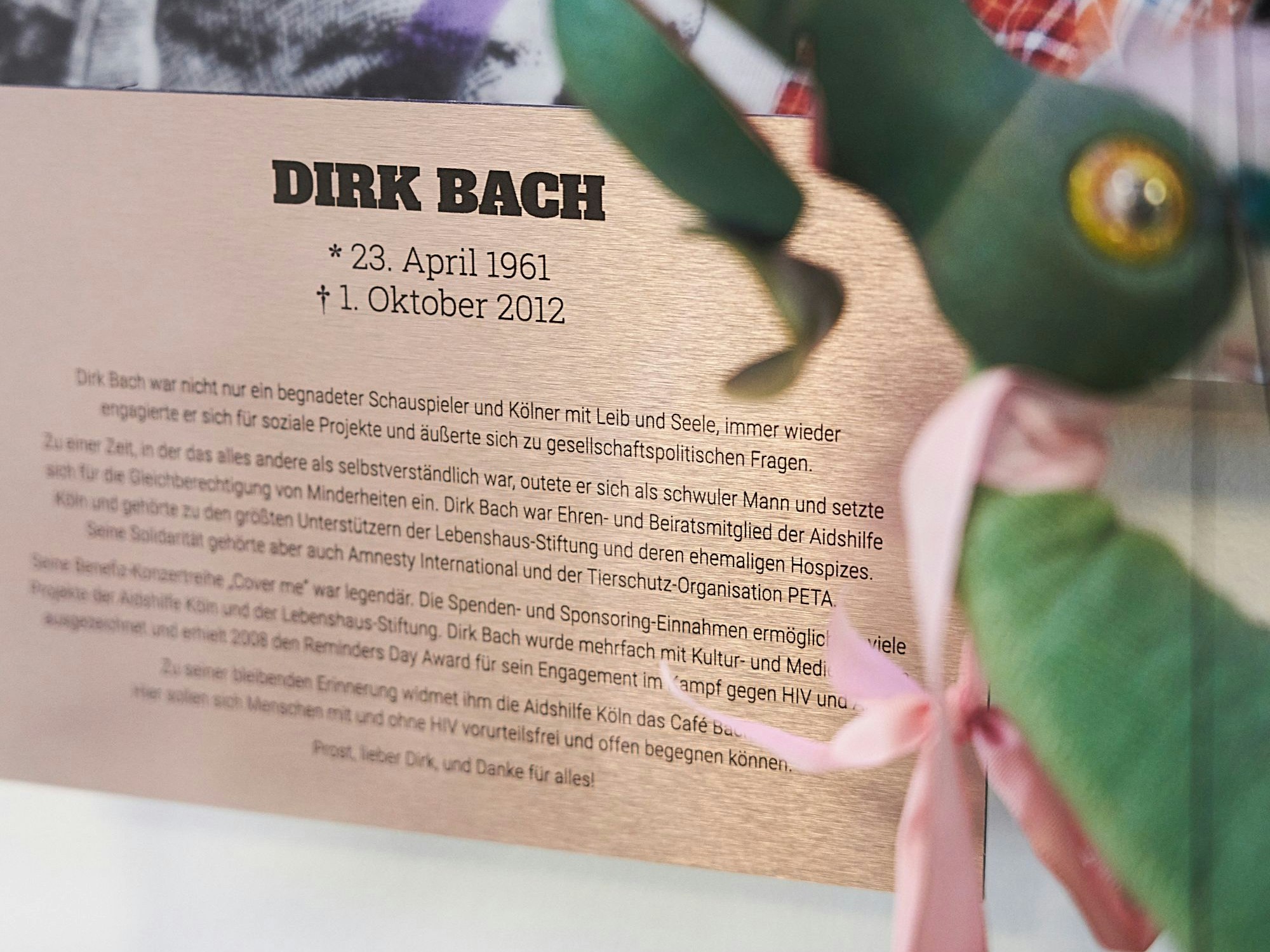 Widmung an Dirk Bach in der Gedenkvitrine des Café Bach