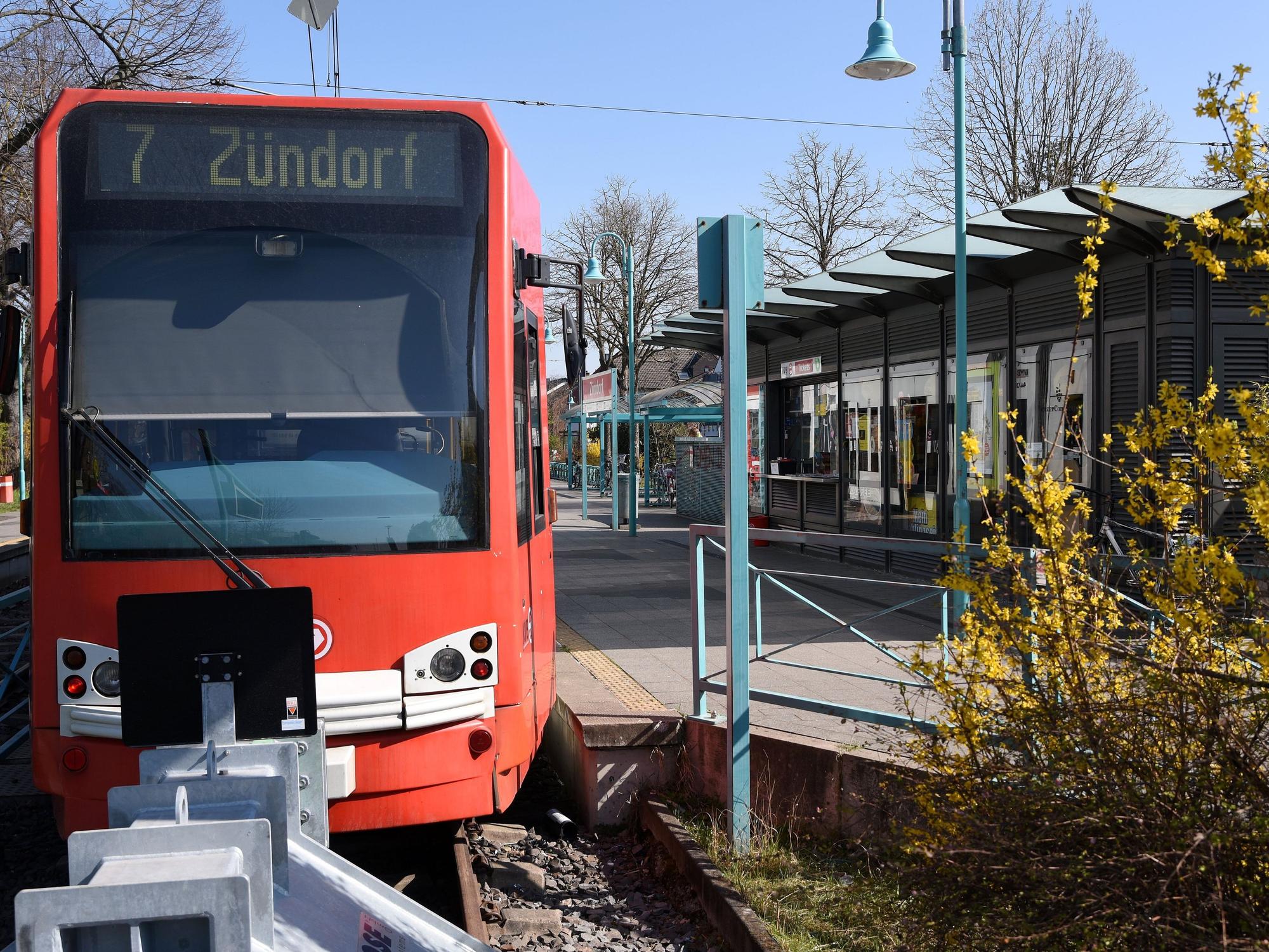 Bahn der KVB an der Endhaltestelle 7 in Porz Zündorf.