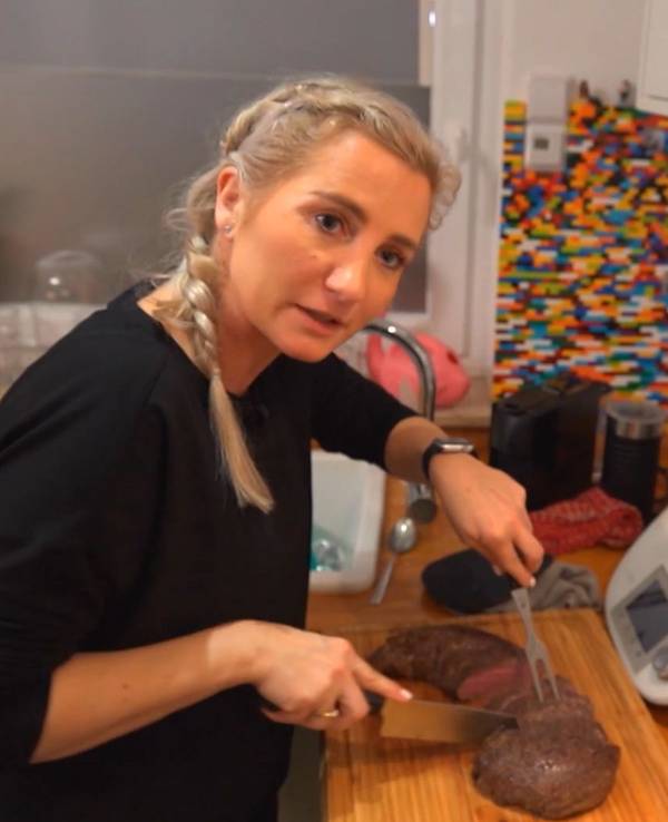 Kandidatin Alexandra aus Duisburg steht am zweiten Tag von „Das perfekte Dinner“ im Ruhrgebiet in ihrer Küche (TV-Ausstrahlung: 3. Mai 2022)