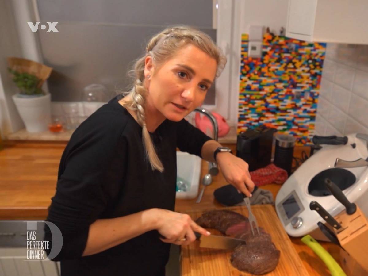 Kandidatin Alexandra aus Duisburg steht am zweiten Tag von „Das perfekte Dinner“ im Ruhrgebiet in ihrer Küche (TV-Ausstrahlung: 3. Mai 2022)