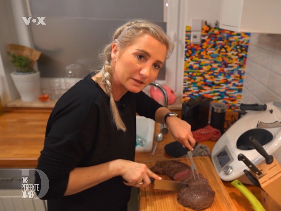 Kandidatin Alexandra aus Duisburg steht am zweiten Tag von „Das perfekte Dinner“ im Ruhrgebiet in ihrer Küche (TV-Ausstrahlung: 3. Mai 2022)
