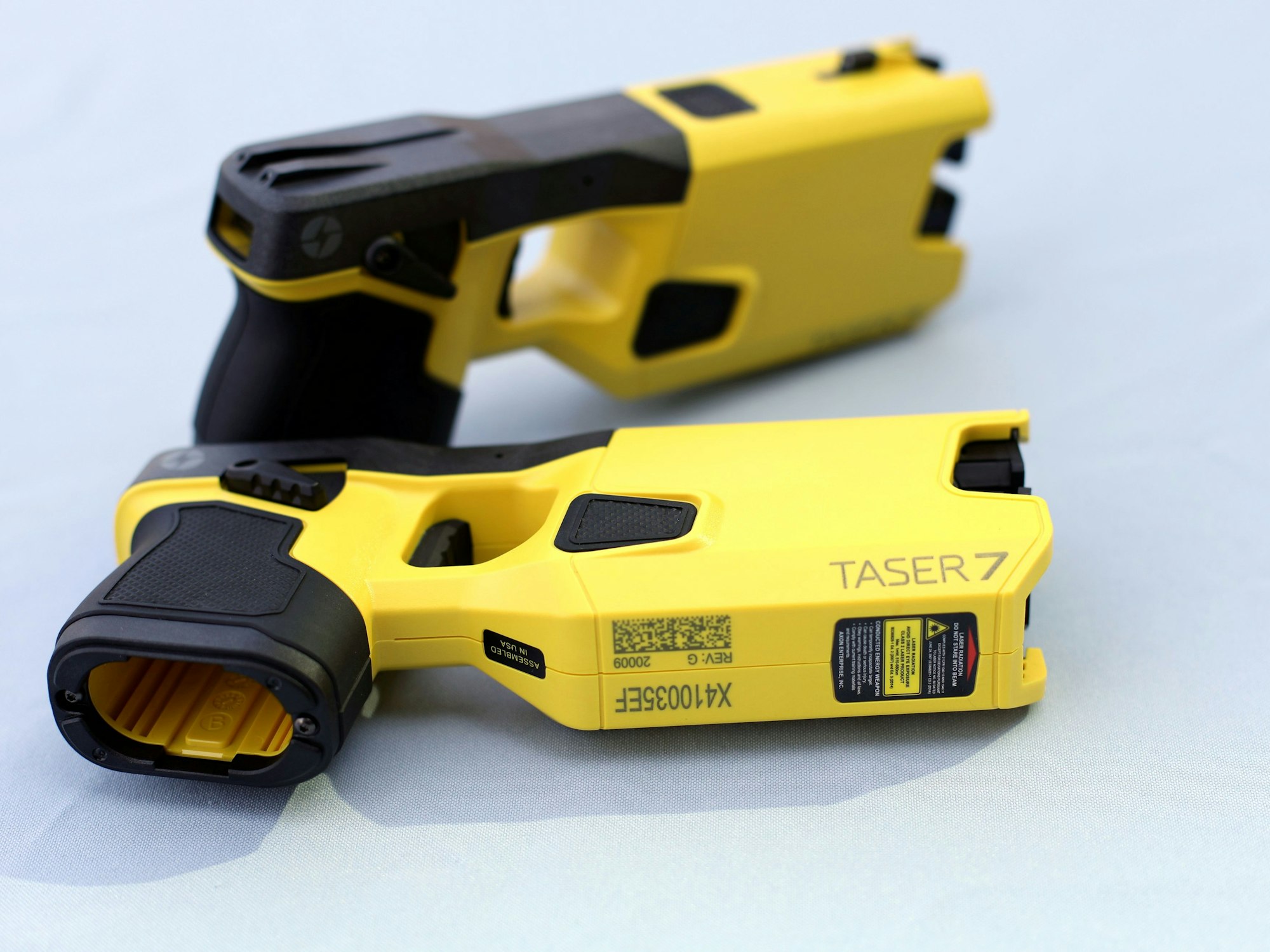 Mit solchen Distanzelektroimpulsgeräten (Foto vom 2. Mai 2022) ist die Kölner Polizei jetzt bei Einsätzen unterwegs.