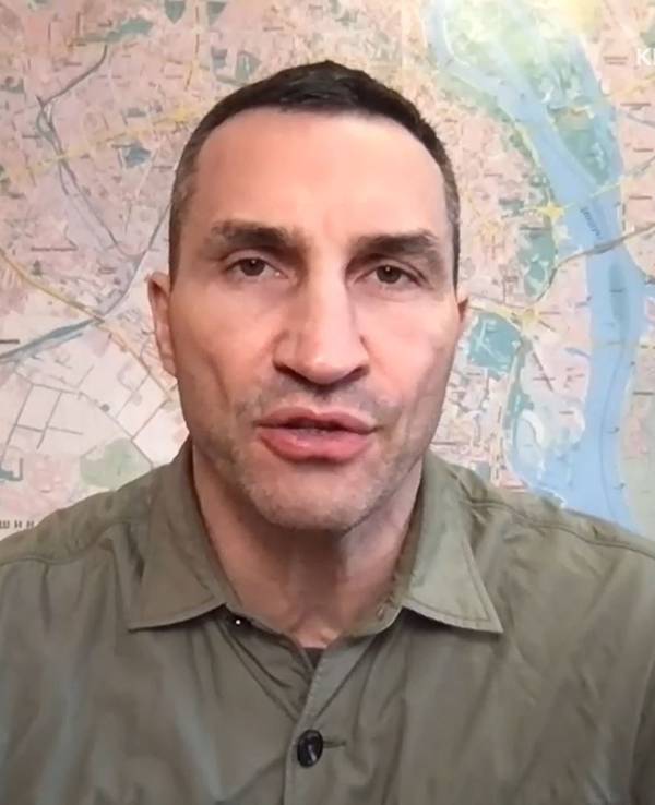 Wladimir Klitschko spricht während eines Interviews mit Phoenix in die Kamera.