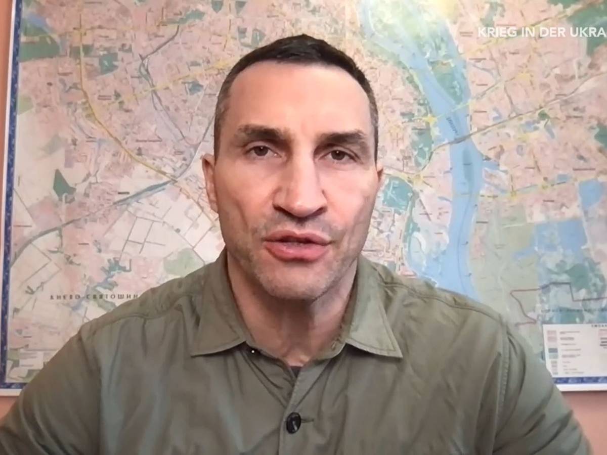 Wladimir Klitschko spricht während eines Interviews mit Phoenix in die Kamera.