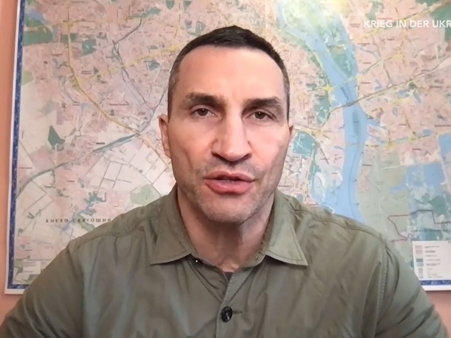 Wladimir Klitschko spricht während eines Interviews mit Phoenix in die Kamera.