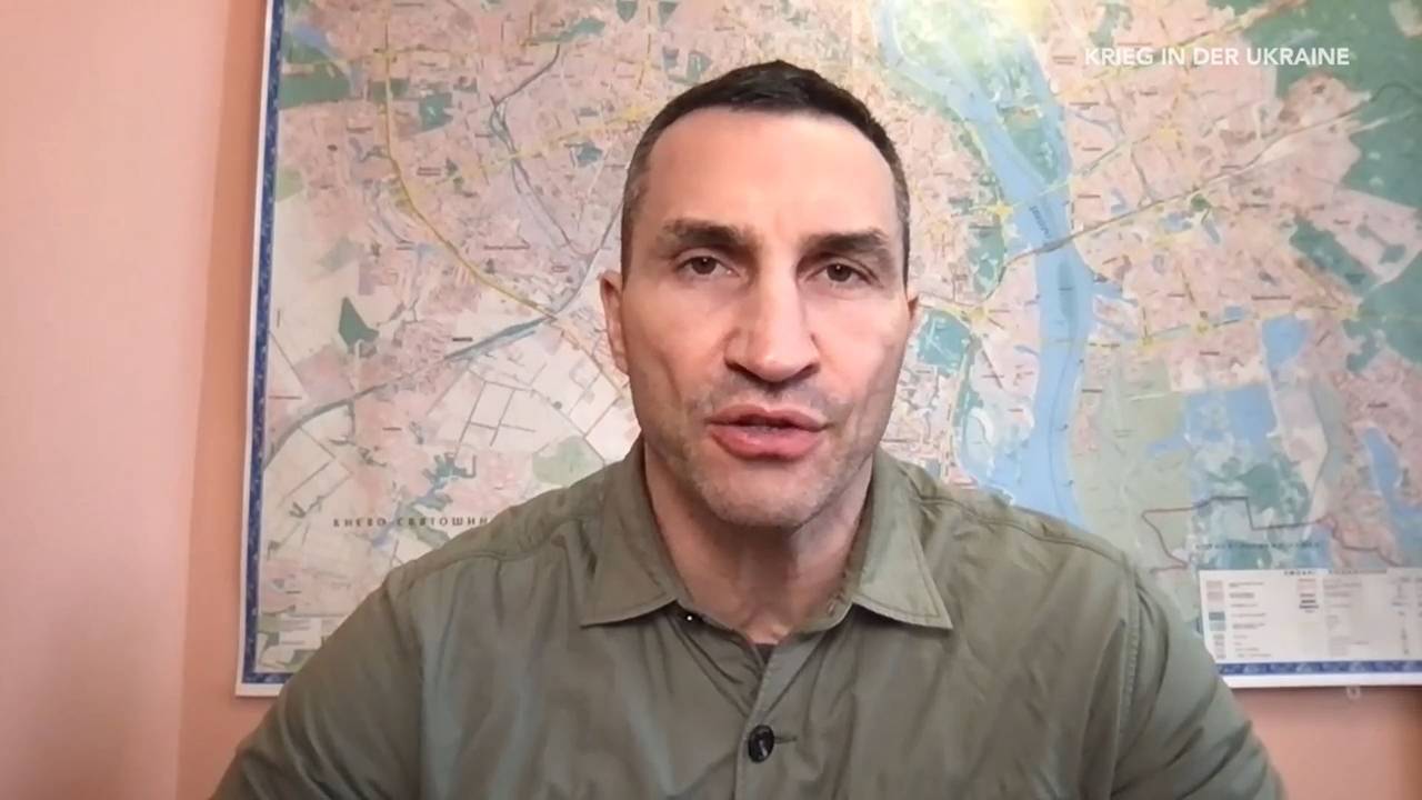 Wladimir Klitschko spricht während eines Interviews mit Phoenix in die Kamera.