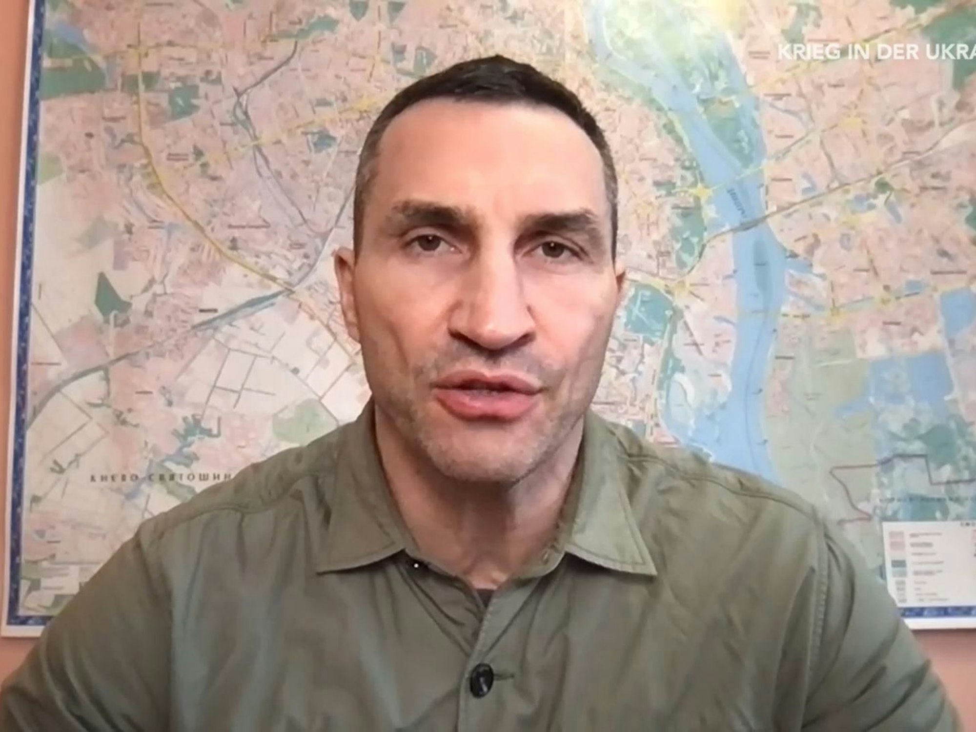 Wladimir Klitschko spricht während eines Interviews mit Phoenix in die Kamera.