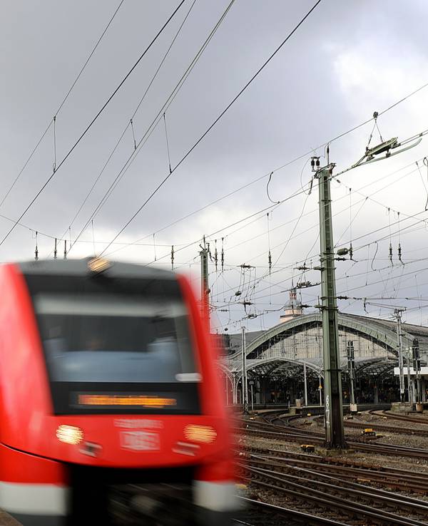 Ein Regionalzug verlässt den Hauptbahnhof in Köln