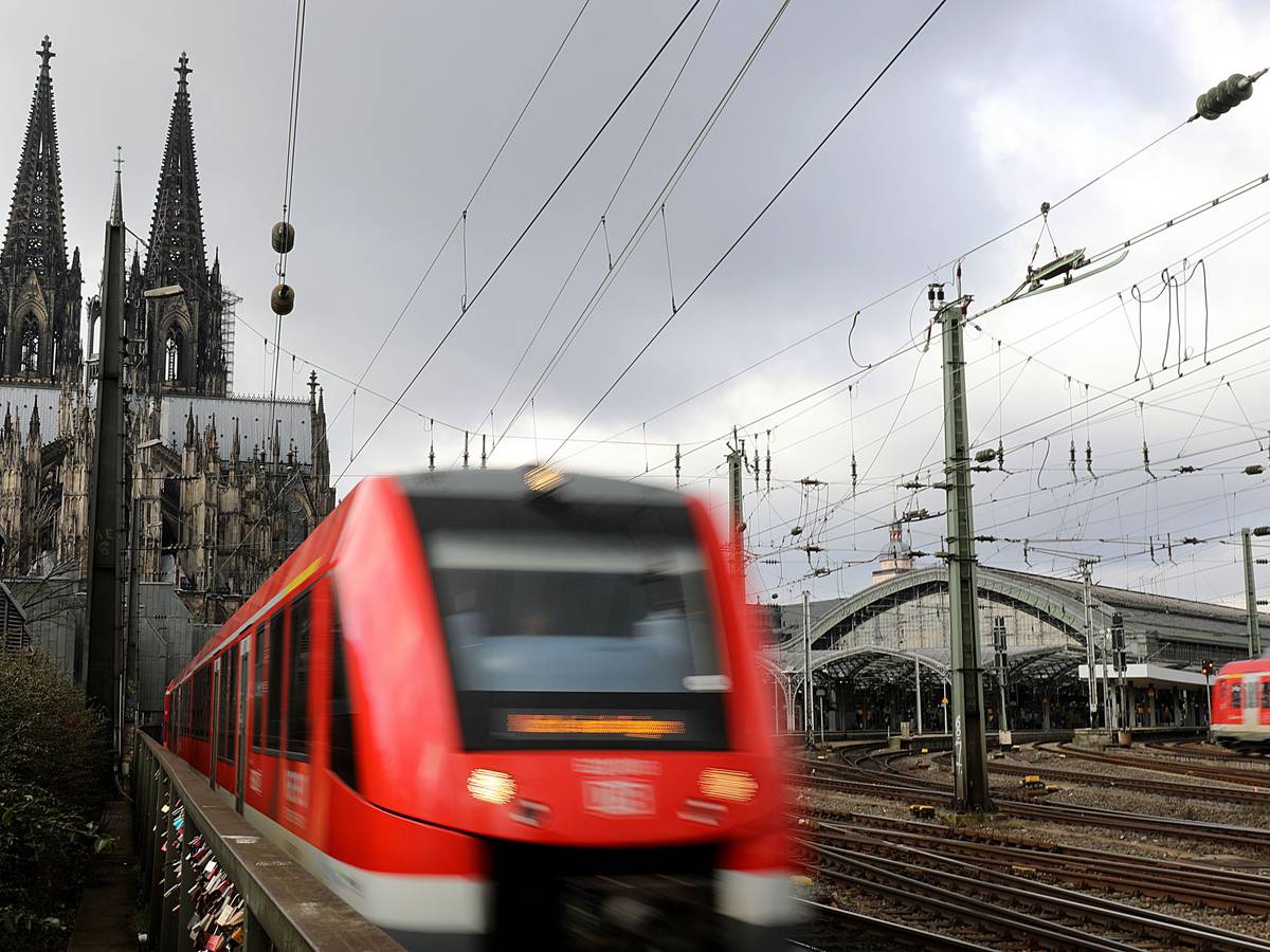Ein Regionalzug verlässt den Hauptbahnhof in Köln