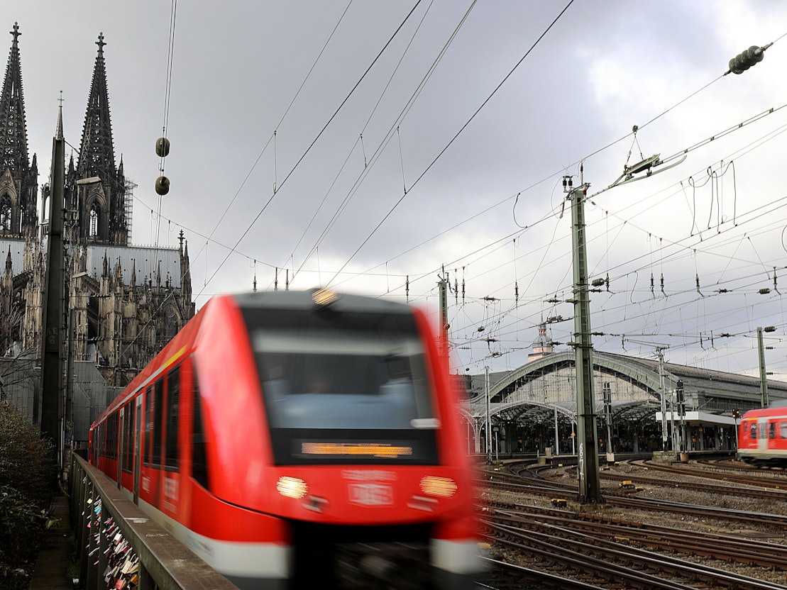 Ein Regionalzug verlässt den Hauptbahnhof in Köln