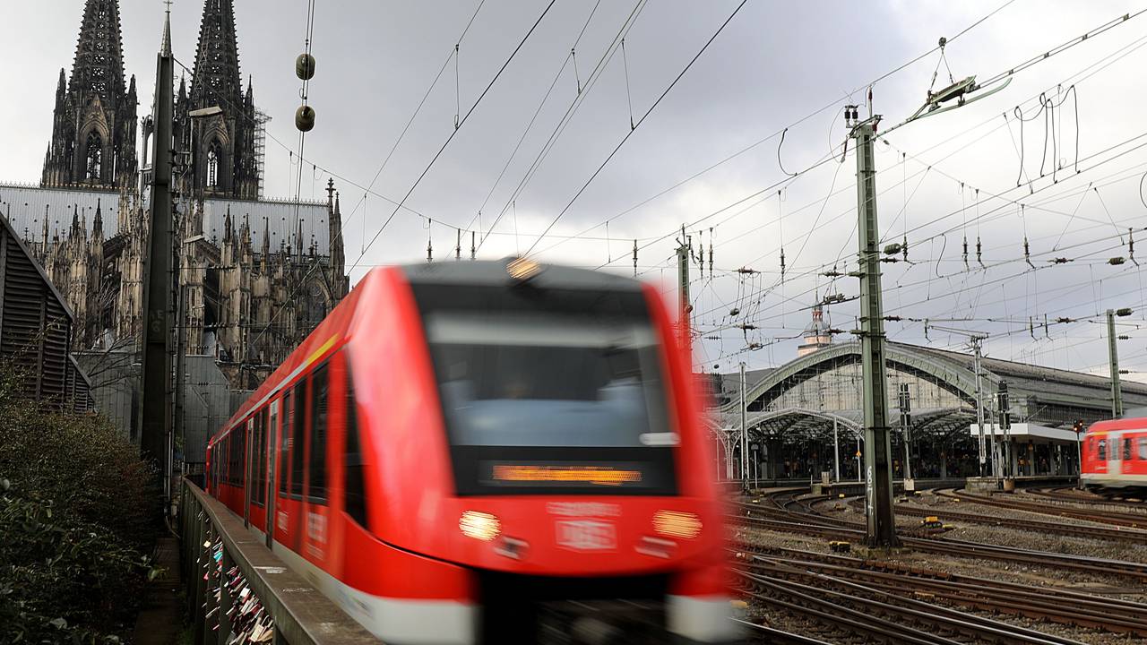 Ein Regionalzug verlässt den Hauptbahnhof in Köln