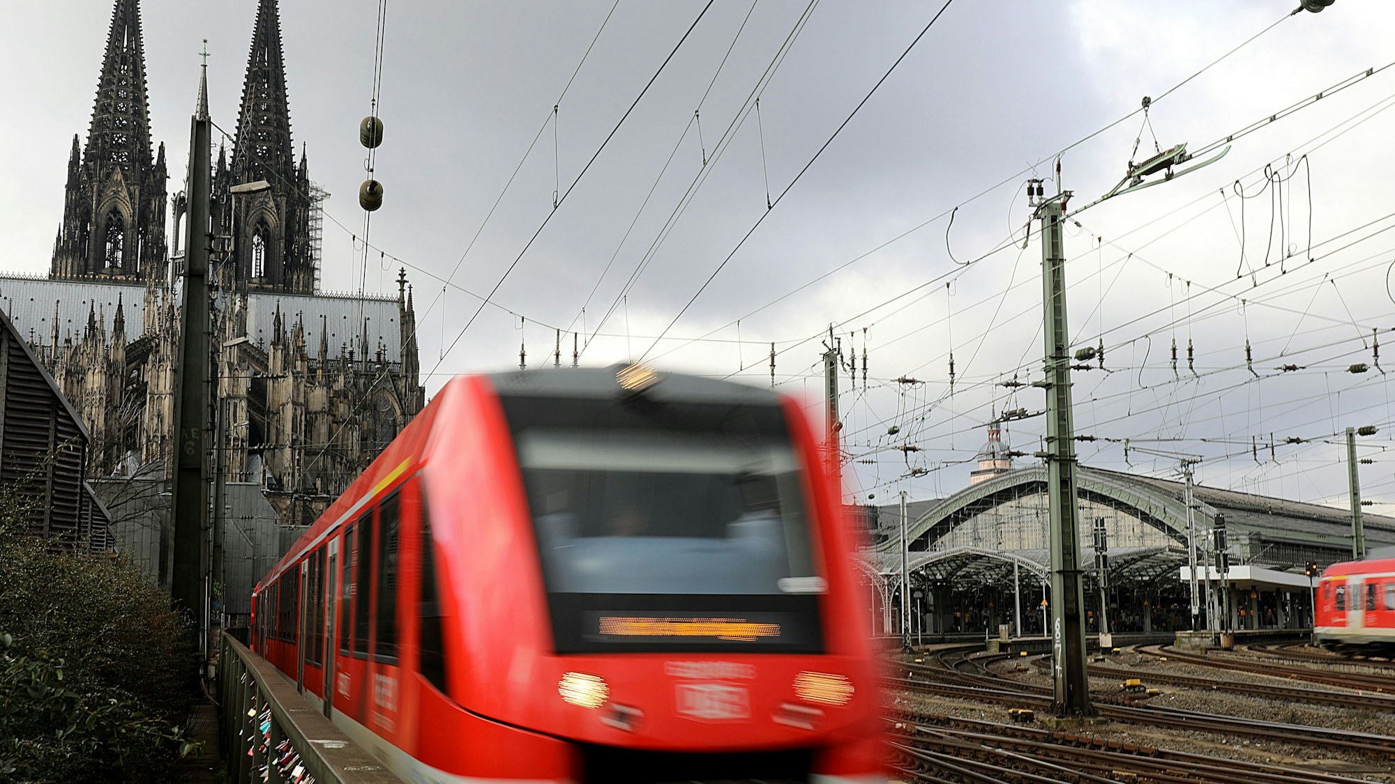 Ein Regionalzug verlässt den Hauptbahnhof in Köln