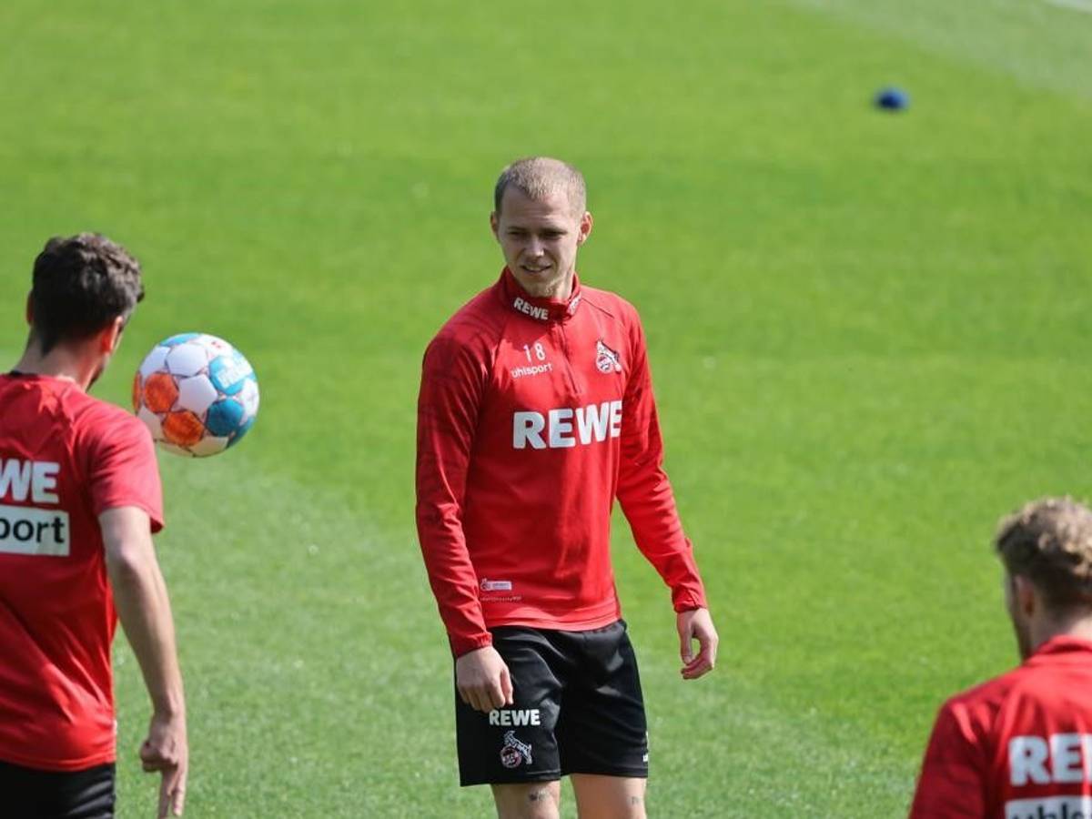 Ondrej Duda hat auf dem Trainingsplatz den Ball im Visier.