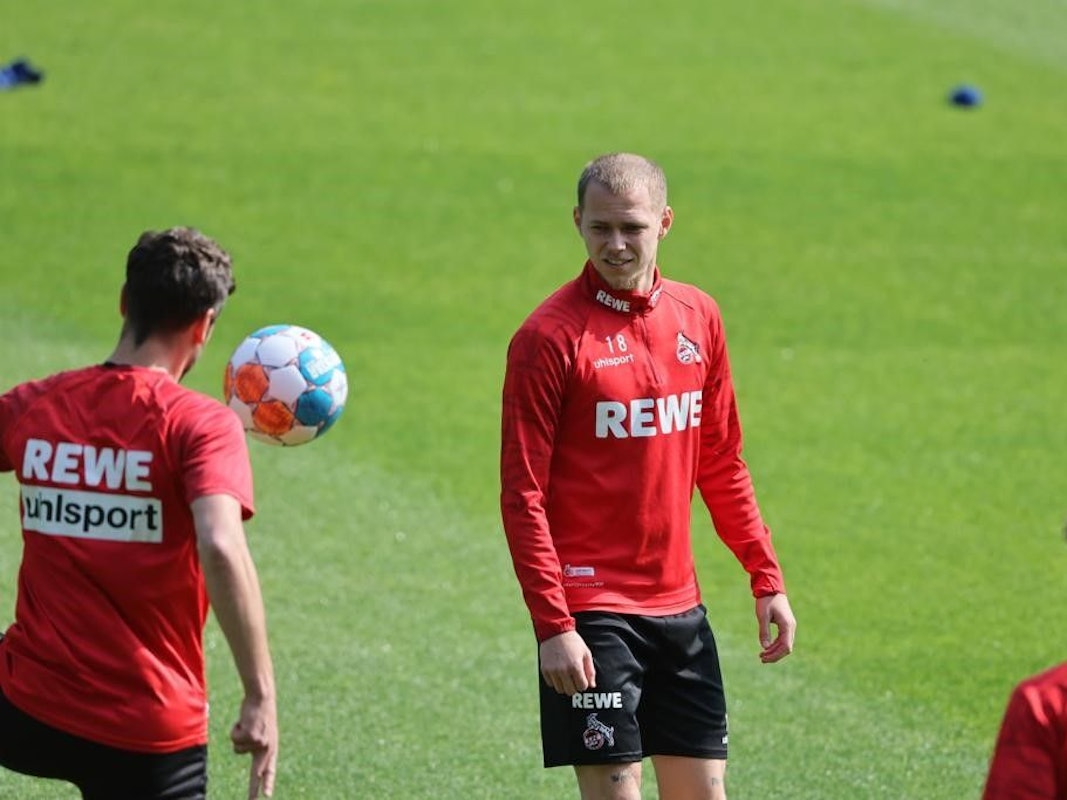 Ondrej Duda hat auf dem Trainingsplatz den Ball im Visier.