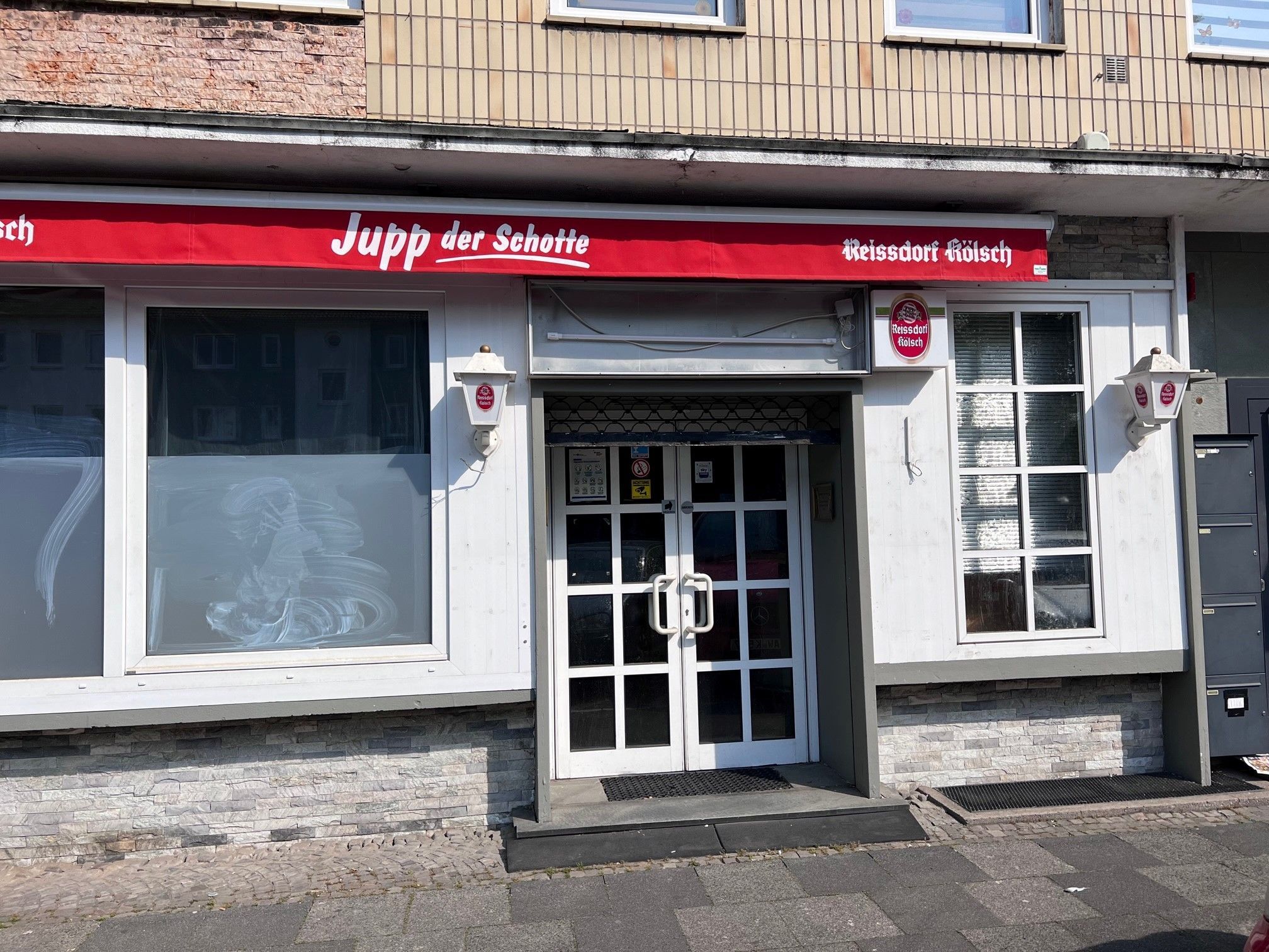 Die Kneipe Jupp der Schotte auf der Bergisch-Gladbacher Straße in Köln-Holweide, aufgenommen am 3. Mai 2021.