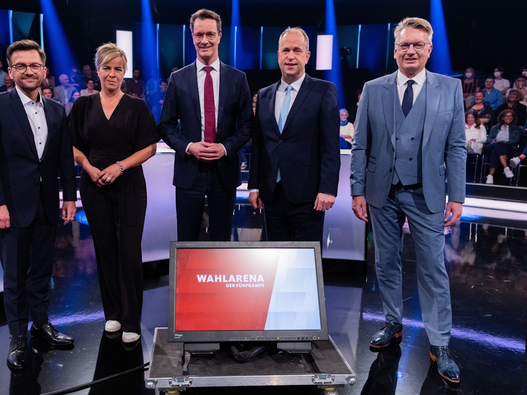 Die Spitzenkandidaten zur Landtagswahl in NRW stellten sich in der WDR-Wahlarena am 3. Mai 2022 den Fragen. Thomas Kutschaty, Fraktionsvorsitzender und Vorsitzender der nordrhein-westfälischen SPD, Mona Neubaur, Vorsitzende von Bündnis 90/Die Grünen in Nordrhein-Westfalen, Hendrik Wüst (CDU), Ministerpräsident von Nordrhein-Westfalen, Joachim Stamp (2.v.r., FDP), Minister für Kinder, Familie, Flüchtlinge und Integration und stellvertretender Ministerpräsident von Nordrhein-Westfalen, und Markus Wagner (v.l.n.r), Fraktionsvorsitzender der AfD in Nordrhein-Westfalen.