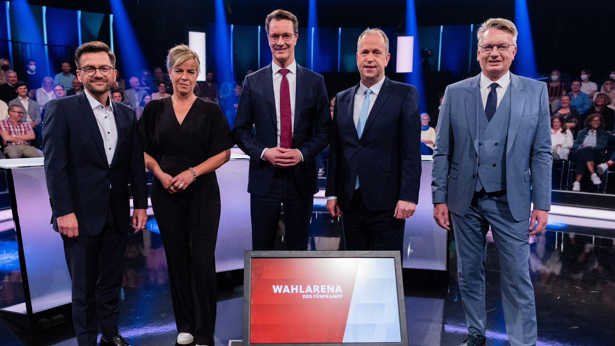 Die Spitzenkandidaten zur Landtagswahl in NRW stellten sich in der WDR-Wahlarena am 3. Mai 2022 den Fragen. Thomas Kutschaty, Fraktionsvorsitzender und Vorsitzender der nordrhein-westfälischen SPD, Mona Neubaur, Vorsitzende von Bündnis 90/Die Grünen in Nordrhein-Westfalen, Hendrik Wüst (CDU), Ministerpräsident von Nordrhein-Westfalen, Joachim Stamp (2.v.r., FDP), Minister für Kinder, Familie, Flüchtlinge und Integration und stellvertretender Ministerpräsident von Nordrhein-Westfalen, und Markus Wagner (v.l.n.r), Fraktionsvorsitzender der AfD in Nordrhein-Westfalen.