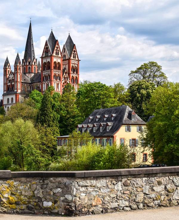 Ein schönes Ausflugsziel in Hessen ist die kleine Stadt Limburg an der Lahn.
