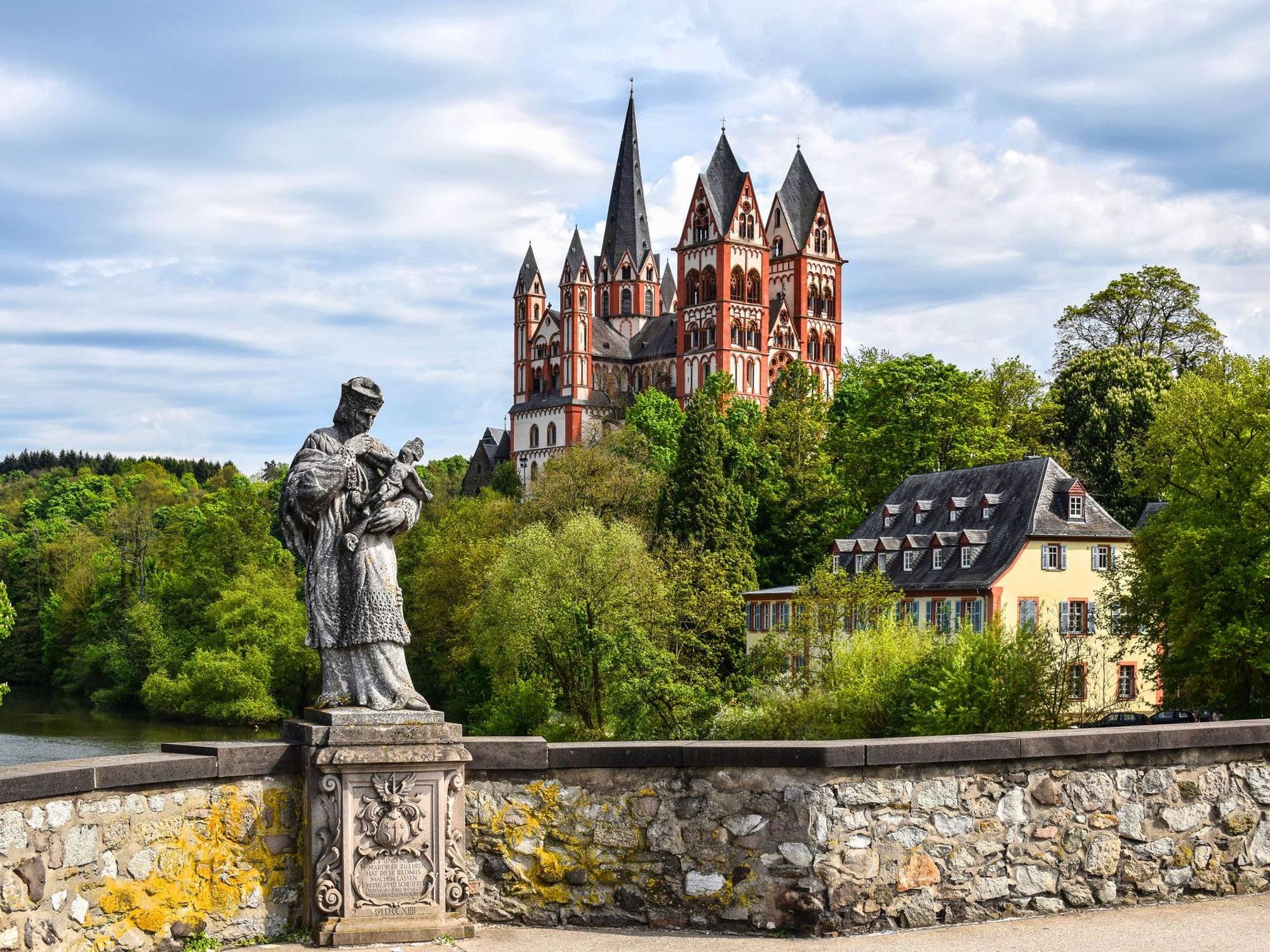 Ein schönes Ausflugsziel in Hessen ist die kleine Stadt Limburg an der Lahn.