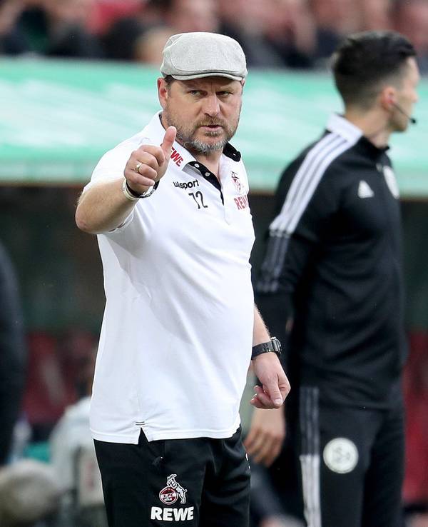 Steffen Baumgart zeigt's an: Daumen hoch für den 1. FC Köln.