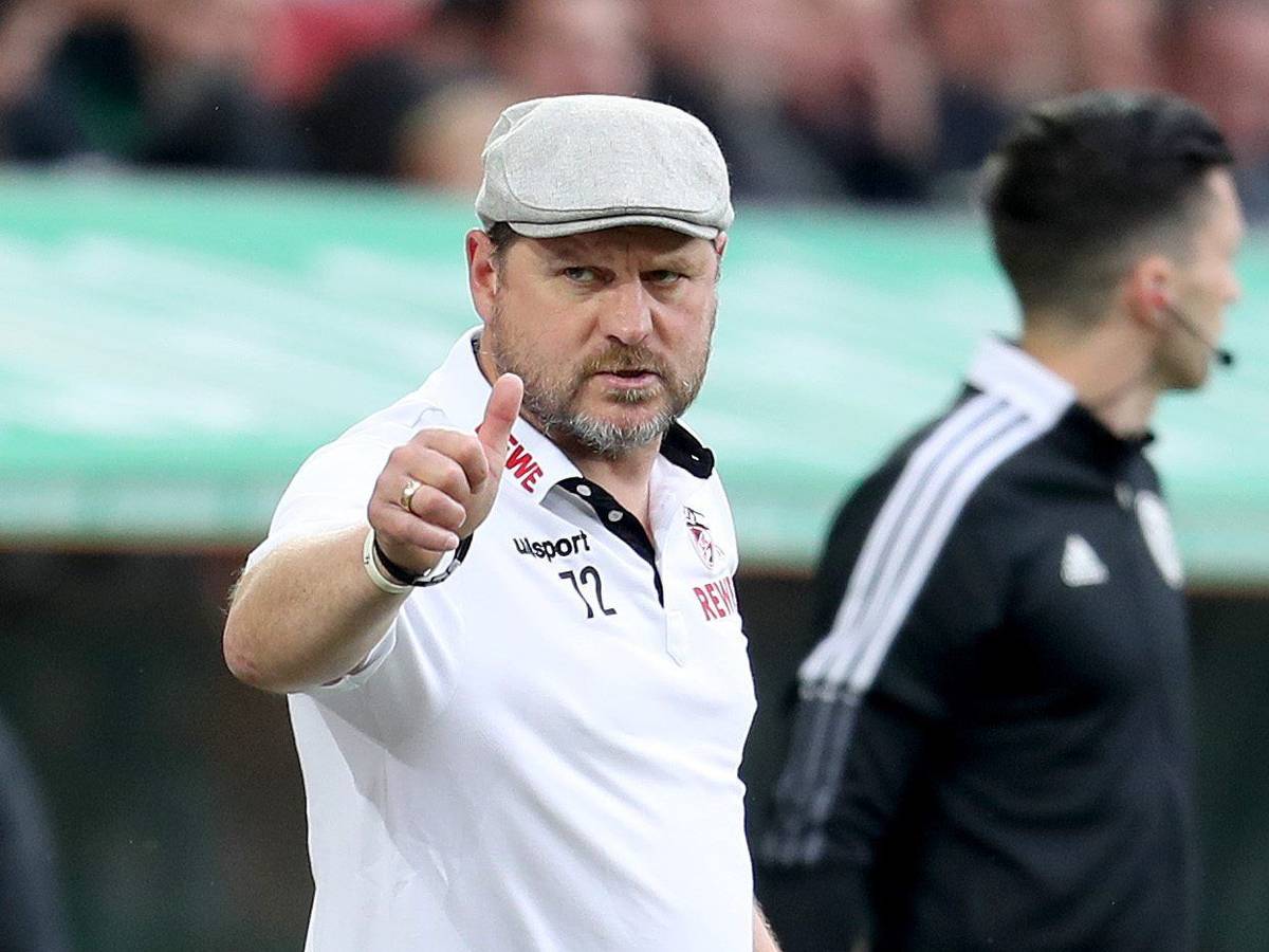 Steffen Baumgart zeigt's an: Daumen hoch für den 1. FC Köln.