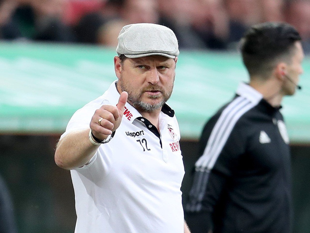 Steffen Baumgart zeigt's an: Daumen hoch für den 1. FC Köln.