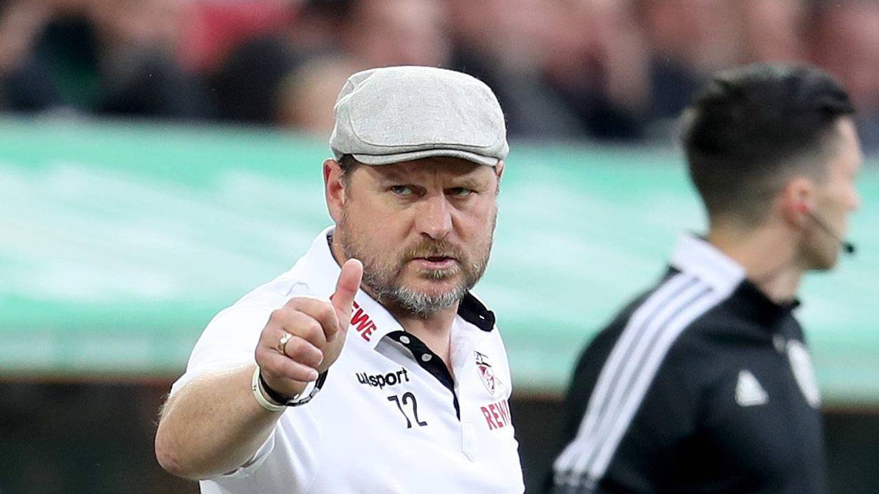 Steffen Baumgart zeigt's an: Daumen hoch für den 1. FC Köln.