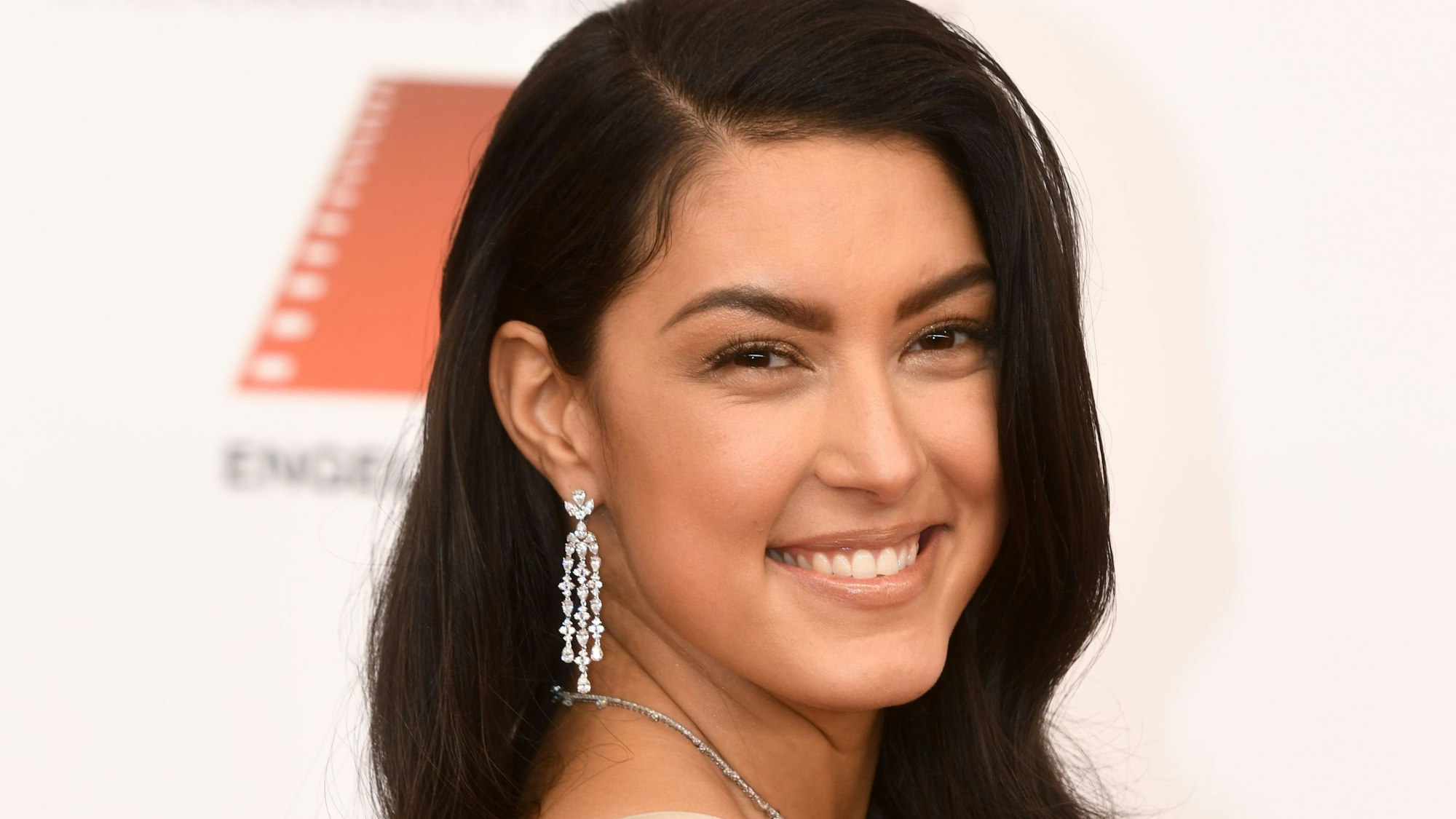 Rebecca Mir, Model, kommt zum 47. Deutschen Filmball ins Hotel Bayerischer Hof.