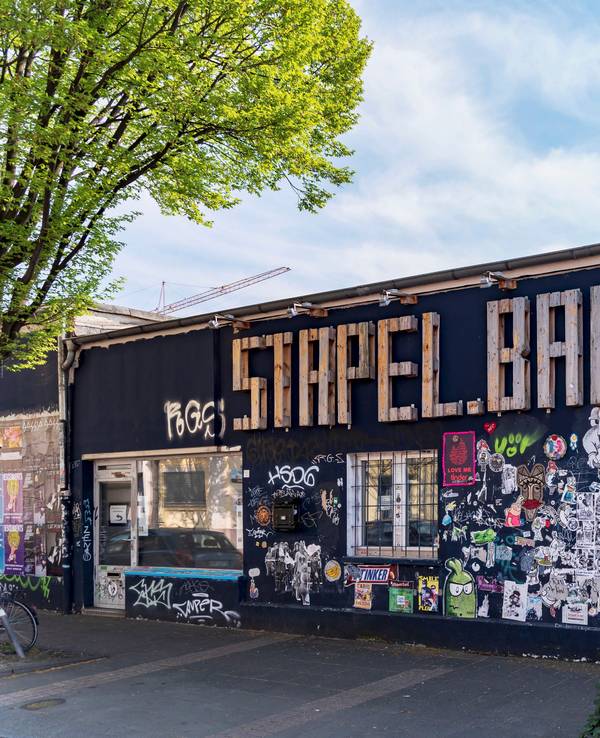 Blick auf das Gebäude der Stapelbar in Köln-Ehrenfeld