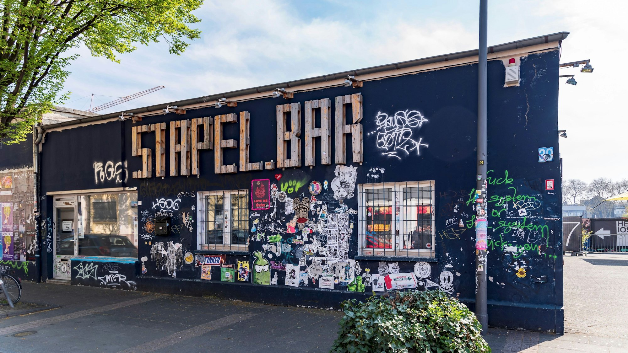 Blick auf das Gebäude der Stapelbar in Köln-Ehrenfeld