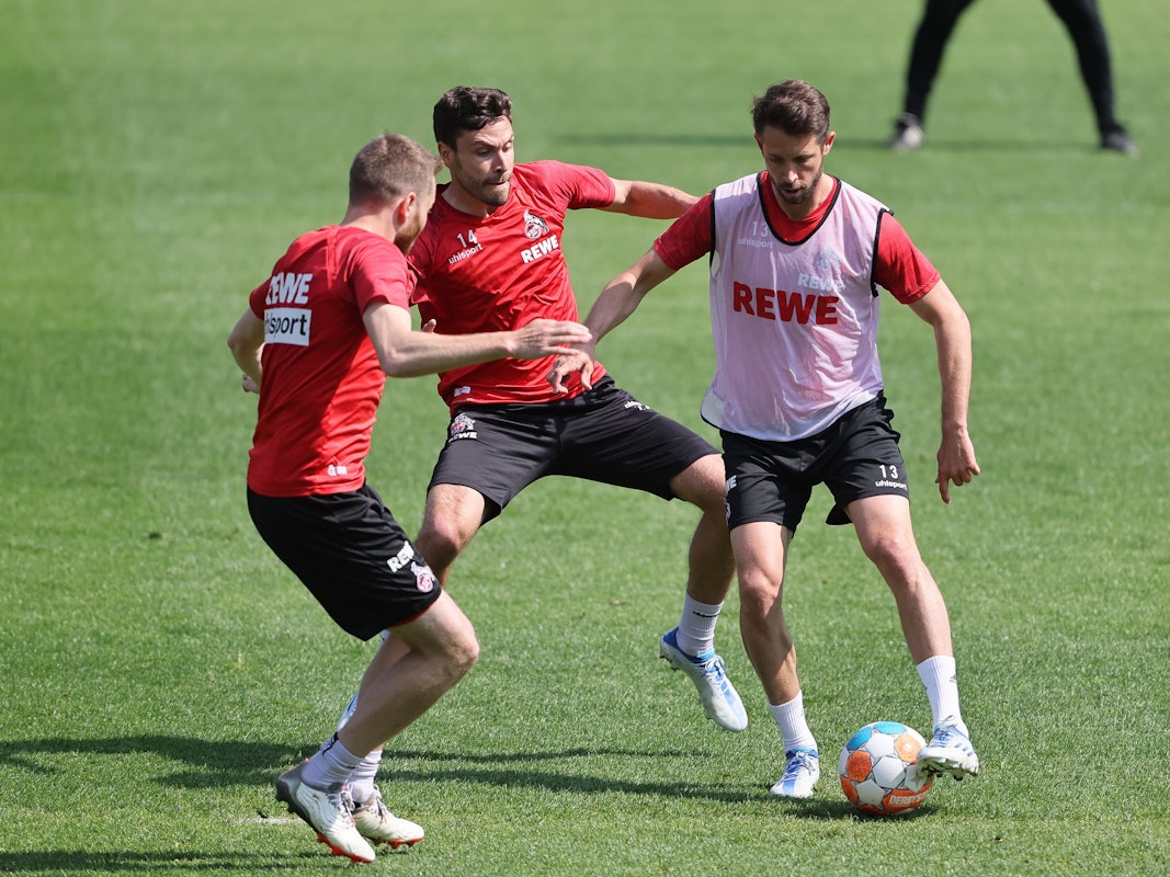 Mark Uth im Zweikampf mit Jonas Hector.