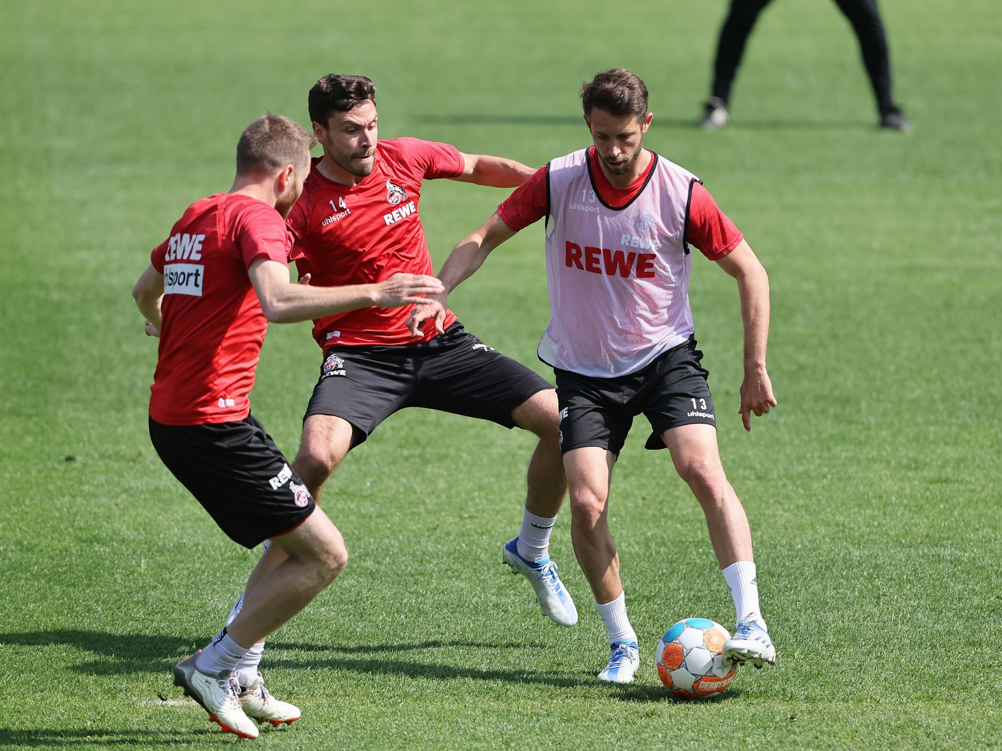 Mark Uth im Zweikampf mit Jonas Hector.