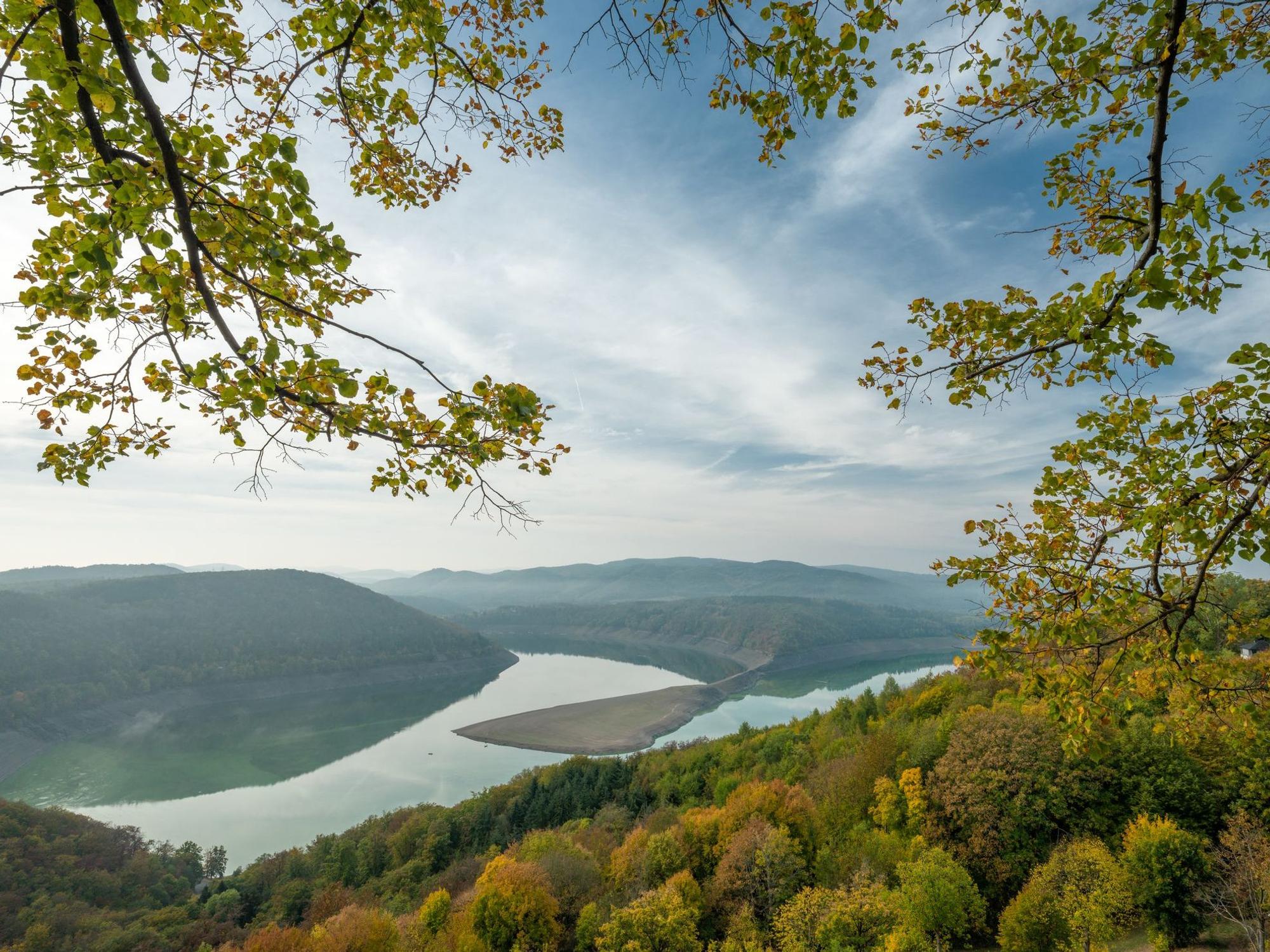 Der Edersee in Hessen ist ein beliebtes Ausflugsziel für Familien mit Kindern oder Hunden.