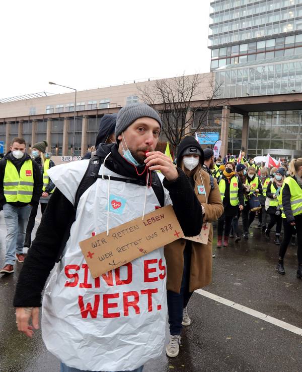 Teilnehmer an einem Streik vor der Uniklinik Köln