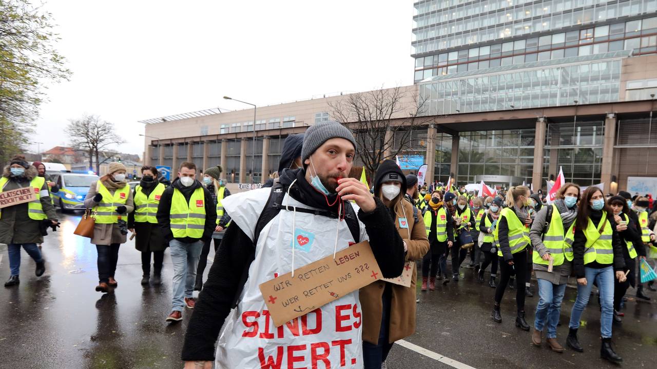 Teilnehmer an einem Streik vor der Uniklinik Köln